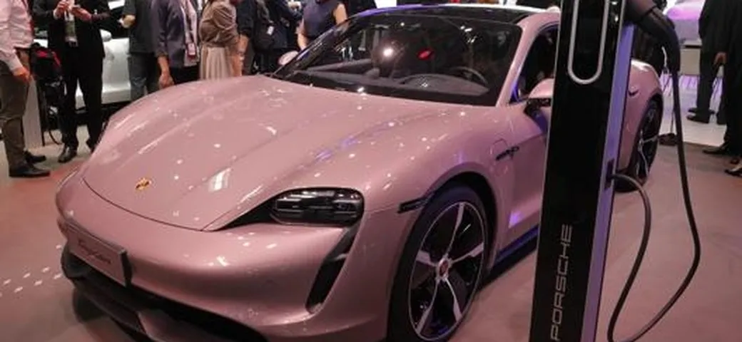 Porsche dice addio alla seconda fabbrica di batterie: disastro BEV