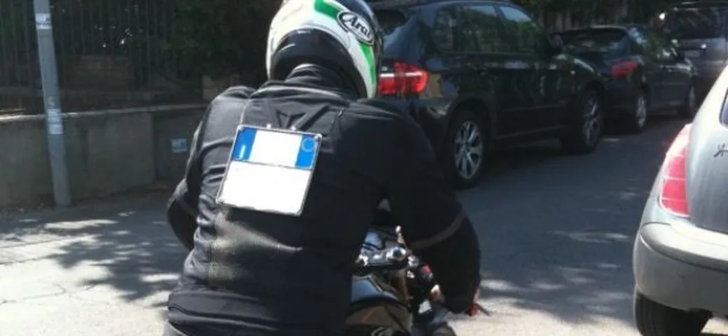 Foto del giorno: porta targa atipico (e fuori legge!)