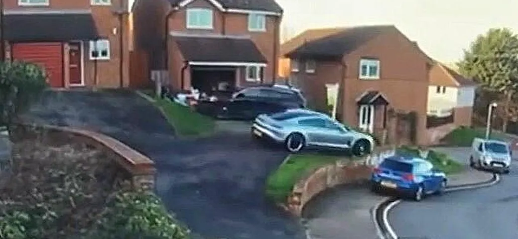 Porsche Taycan: insolito incidente in Inghilterra [Video]