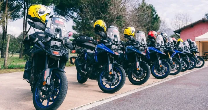 Suzuki protagonista al Giro d’Italia 2026 con oltre 70 moto