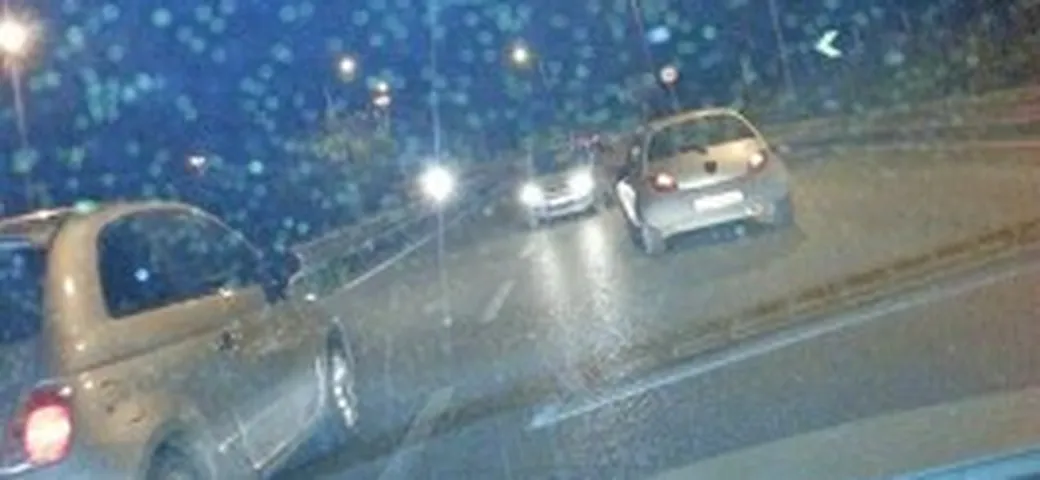 Auto contromano sul Semianello: la foto è in diretta