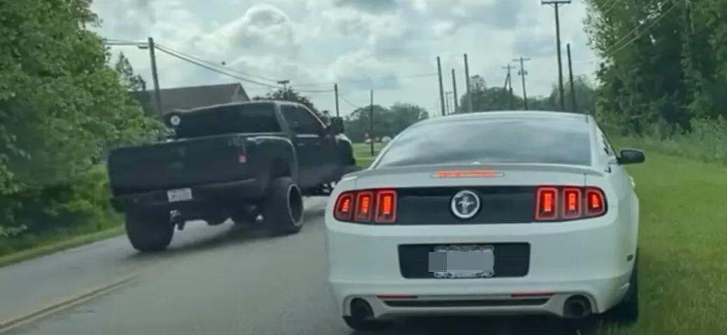 La Tesla Model Y della Polizia insegue la Mustang [Video]