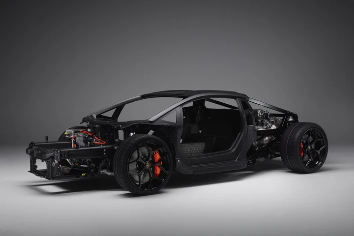 Lamborghini LB744 ha una nuova monoscocca in carbonio