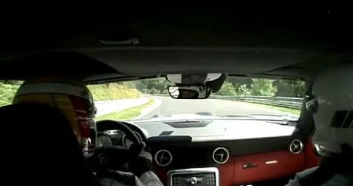 Mercedes SLS: giro "on board" al Nurburgring con Bernd Schneider
