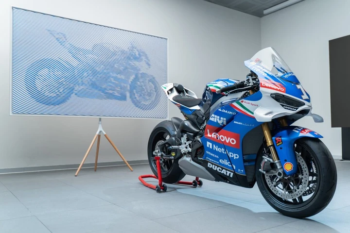 Panigale V4 Tricolore diventa arte: Ducati e Andrea Crespi firmano un capolavoro