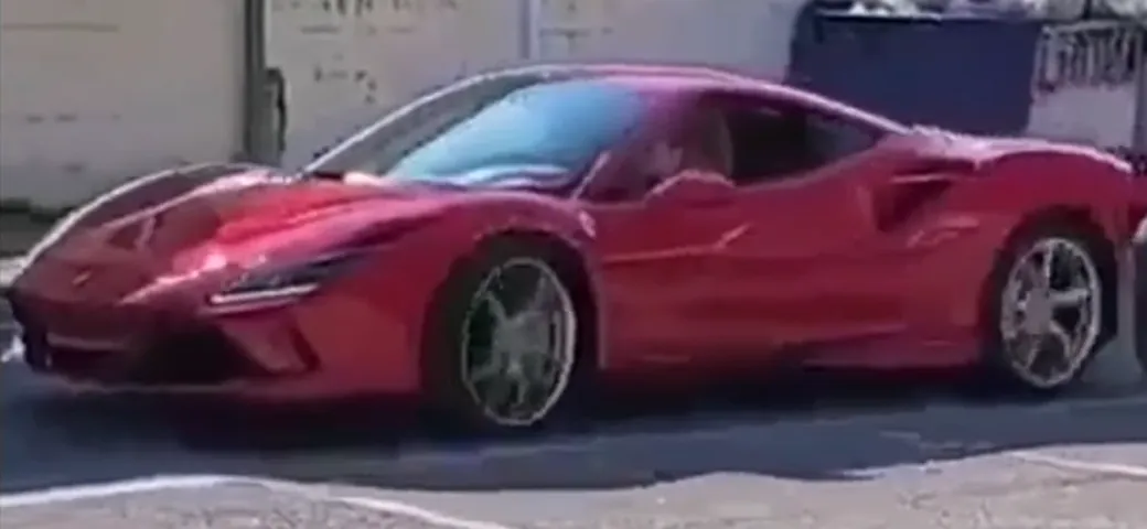 Napoli, bambino di 11 anni guida una Ferrari F8 Tributo [Video]