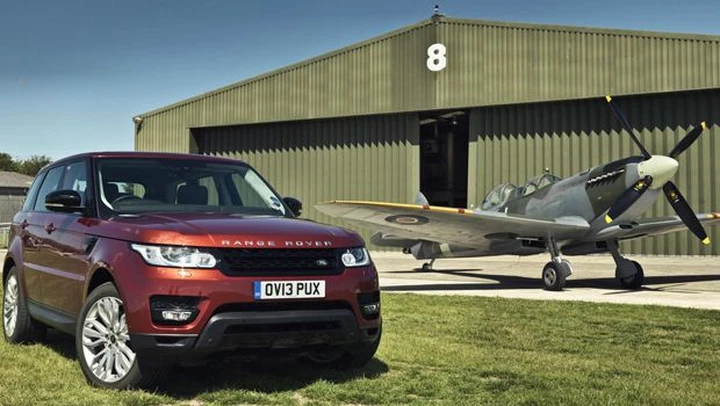 Range Rover Sport: in video contro uno Spitfire