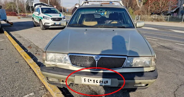 Scovano un'auto con la targa artigianale di legno: scatta il sequestro