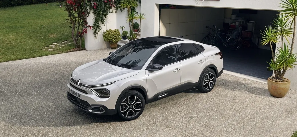 Nuova Citroen C4 X e ë-C4 X: dimensioni, motori, autonomia, uscita