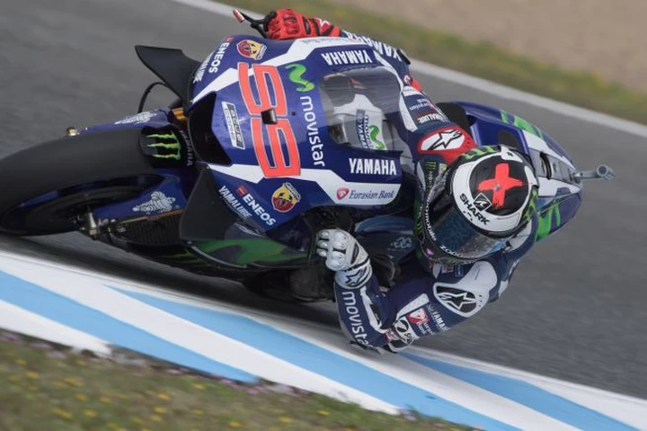 MotoGP Le Mans, Lorenzo pole “ammazza-tutti”. Solo Marquez e Iannone resistono. Rossi da terza fila