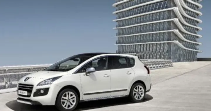 Peugeot 3008 HYbrid 4: tecnica della crossover ibrida diesel
