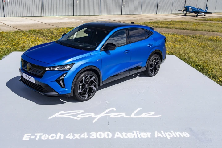 Renault Rafale: in Italia la nuova versione Plug-in Hybrid da 300 CV