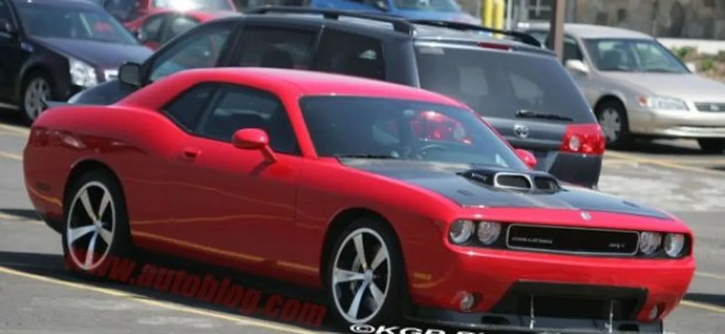 Dodge Challenger SRT-10: foto spia della versione con motore di provenienza Viper
