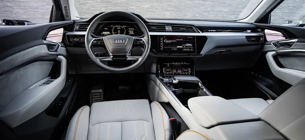 Audi e-tron: specchietti retrovisori virtuali e interni di lusso