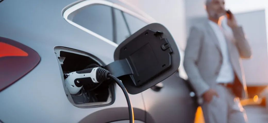 Non solo auto elettriche dopo il 2035, l'UE fa un passo indietro e apre alle ibride