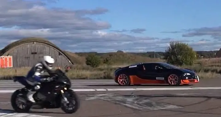 Uncut Exterior view rolling RACE BMW S1000RR vs Bugatti Veyron Vitesse 1200 HP