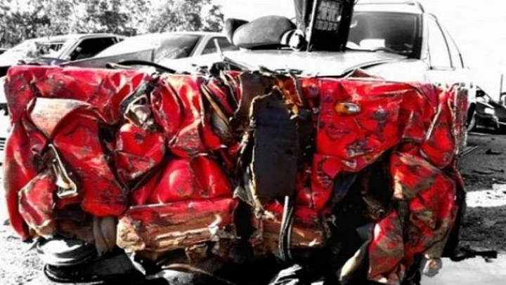 Ferrari: una 360 Modena distrutta trasformata in tavolino