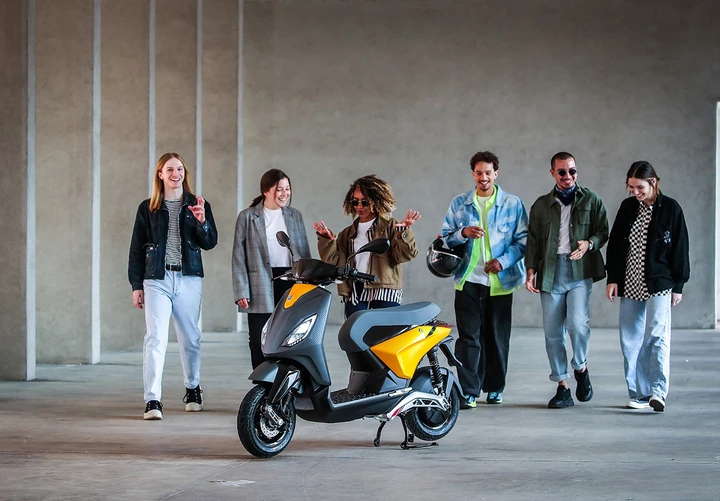 Piaggio, nuova collaborazione con la stilista innovativa Feng Chen Wang