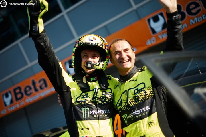 Valentino Rossi domina la gara-show di Monza. Che male c’è?