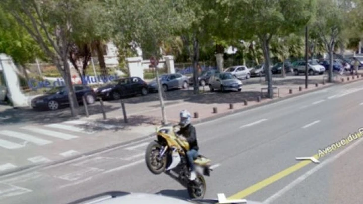 Google Maps Street View spia un Yamaha R1 in impennata
