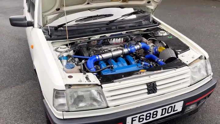 Nessuno potrebbe pensare che questa vecchia Peugeot ha 400 CV