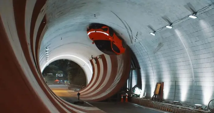 Il SUV completa un giro a 360° a 130 km/h, impresa per un'auto di serie