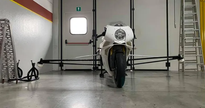 Bimota KB4 in fase di test: ecco in azione la nuova sportiva retrò [Video]