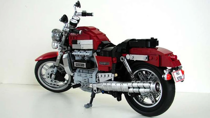 Triumph Rocket III: la maxi-cruiser britannica in LEGO