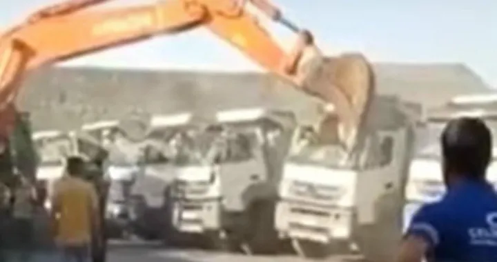 L'azienda non lo paga: con il bulldozer distrugge 5 camion [Video]