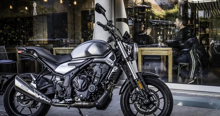 Voge Trofeo 500AC, la nuova modern classic stilosa ed economica: info e prezzo