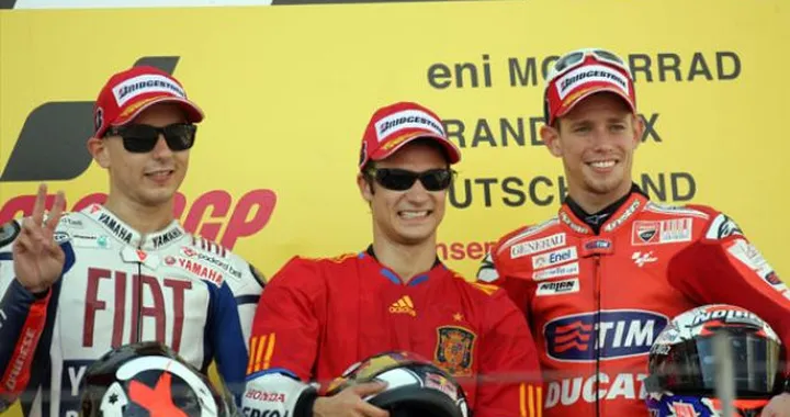 S'infiamma la MotoGP. Gran podio con Pedrosa, Lorenzo, Stoner. E grande Rossi