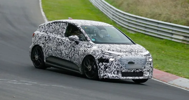 Audi A2 e-tron, le prime immagini la immortalano danzare in pista