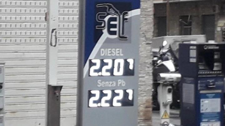 Ecco quali sono i Paesi che pagano più tasse sui carburanti