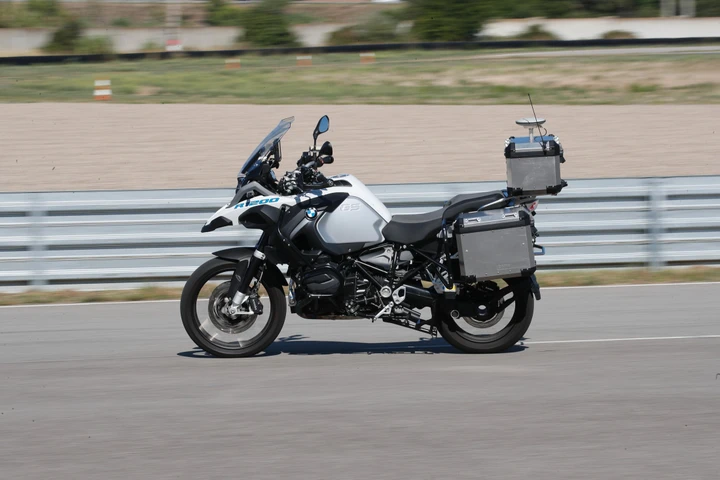 Moto a guida autonoma: BMW guarda già al futuro