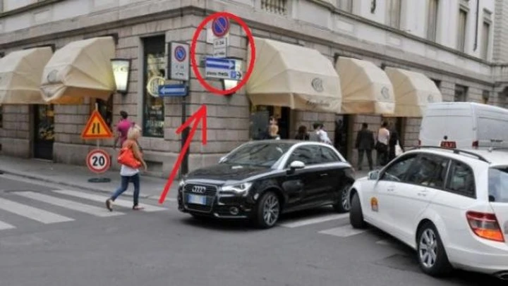 Milan, Allegri: in divieto di sosta e contromano nel centro di Milano