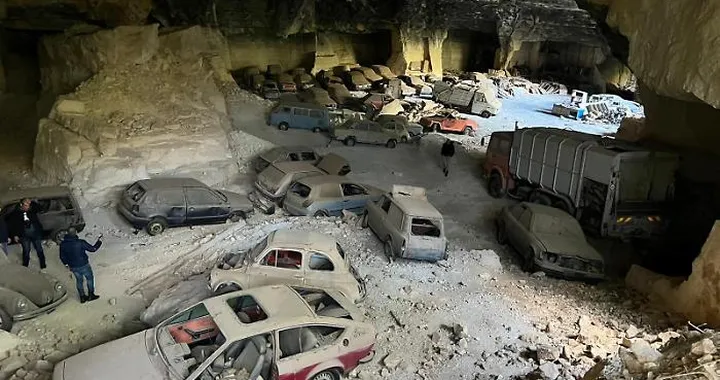 Scovata discarica abusiva con auto storiche in una cava di pietra