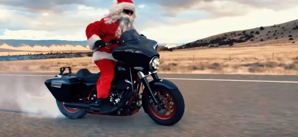 Babbo Natale: impennate e burnout con l'Harley Street Glide [Video]