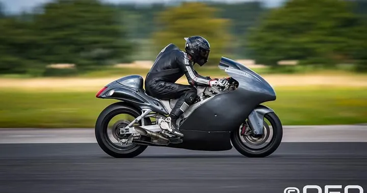 Guy Martin torna in sella alla Suzuki Hayabusa e ci riprova: obiettivo 482 km/h