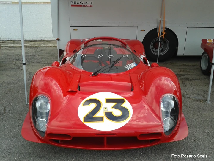 Ferrari 330 P4: un'auto da corsa elegante