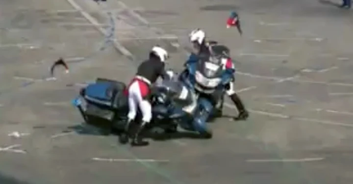 Francia: scontro tra poliziotti in moto durante la parata