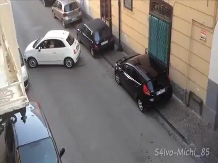 Follia a Cardito: blocca la via per ore e si inalbera