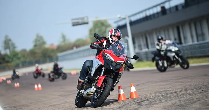 Ducati Riding Academy 2022: aperte le iscrizioni per i DRE Road, DRE Rookie e DRE Racetrack