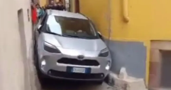 Auto incastrata in un paesino della Sardegna: il GPS tradisce ancora