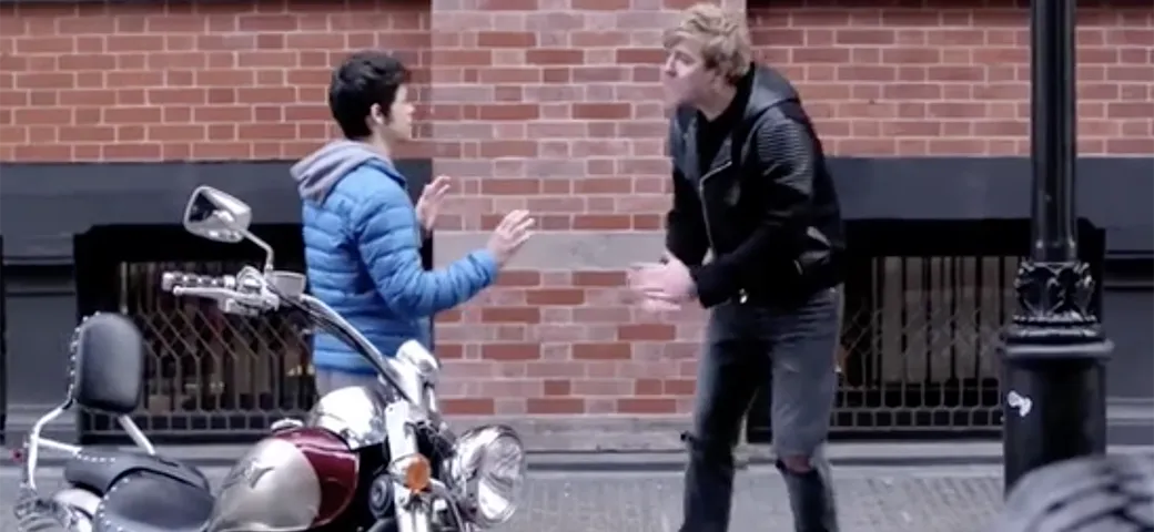 Bullo prepotente Vs. bravo ragazzo e una moto (distrutta) di mezzo