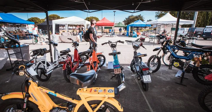 50CC Fever Fest: il ritorno epico dei cinquantini a Lignano tra miscela, musica e mito