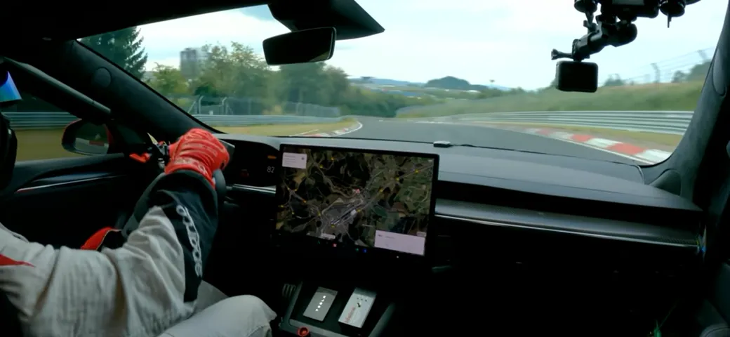 Tesla Model S Plaid: record al Nurburgring, battuta la Taycan [Video]