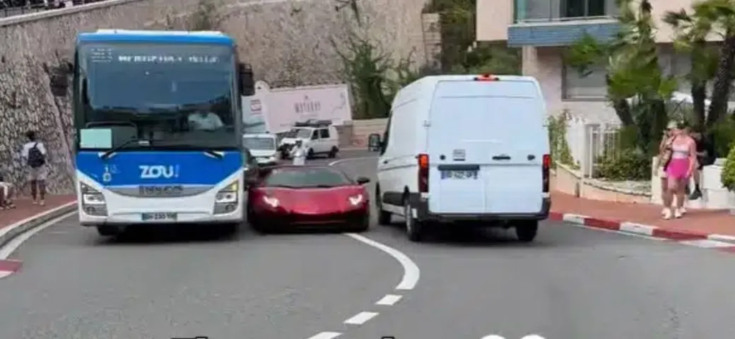 La Lamborghini rischia grosso, sorpasso fra bus e van a Monaco