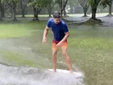 Casey Stoner: surf in giardino sotto la pioggia (Video)