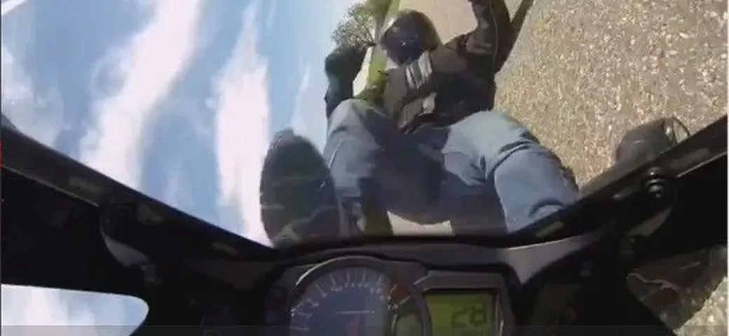 Video: moto finisce fuori strada e cade... sull'asfalto