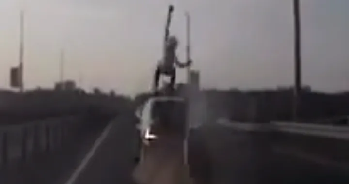 Video Epic Win: atterra sul tetto di un'auto dopo averla tamponata in moto